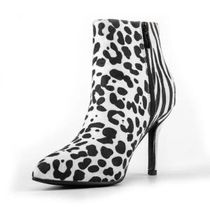Bottines imprimées léopard blanches et noires.