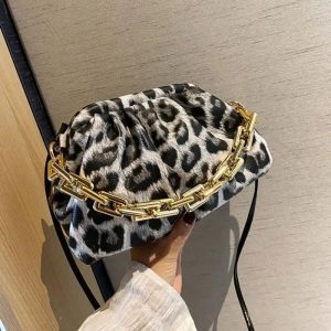Pochette axelle léopard grise.